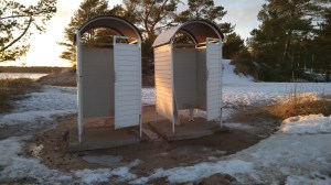 Kaksi tyhjää uimakoppia Yyterin hiekkarannalla maaliskuussa.