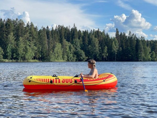 Soutelua järvellä kumipatjalla.