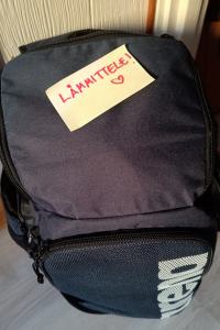 Uintireppu, jonka päällä on muistilappu, joka kehottaa lämmittelemään ennen uintiharjoitusta.